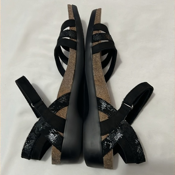 Munro Black/Snake Nubuck Leather “Summer” Sandals - Picture 3 of 5